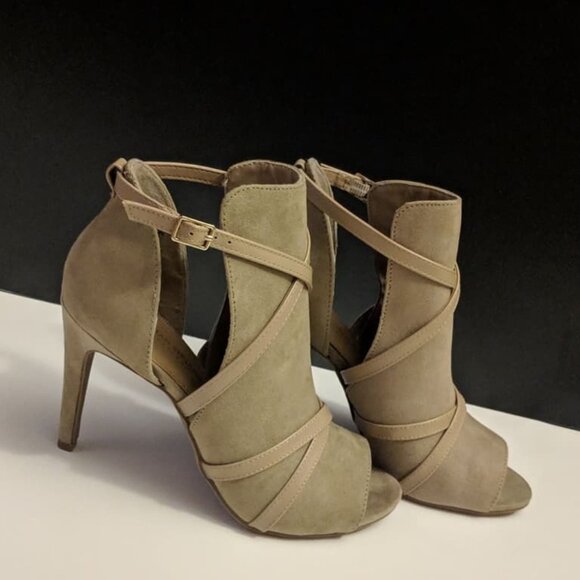 Women's Tan High Heels size 9. - Picture 2 of 3